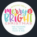 Merry & Bright Christmas Niedliche Geschenke Runder Aufkleber<br><div class="desc">Dieses niedliche Design zeichnet sich durch einen farbenfrohen Neontext aus: "Merry & BRIGHT"! Klicken Sie auf die Schaltfläche Anpassen für mehr Flexibilität beim Ändern/Hinzufügen von Text- und Designelementen! Variationen dieses Designs sowie der Koordinationsprodukte sind in unserem Shop, zazzle.com/store/doodlelulu, erhältlich. Kontaktieren Sie uns, wenn Sie dieses Design für ein bestimmtes Produkt...</div>