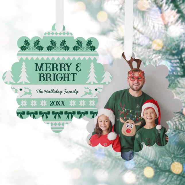 Merry & Bright Christmas Sweater Family Foto Ornament Karte (Merry & Bright Christmas Sweater Family Photo Ornament Card)