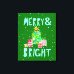 Merry & Bright Christmas Tree Leinwanddruck<br><div class="desc">Ein heller Weihnachtsbaum mit bunten Ornamenten ist umgeben von rosa und roten Geschenken, die nur gewartet werden, zu öffnen. Dieses Design enthält den Satz "Merry & Bright". | Blanckslate | 141050D</div>