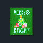 Merry & Bright Christmas Tree Leinwanddruck<br><div class="desc">Ein heller Weihnachtsbaum mit bunten Ornamenten ist umgeben von rosa und roten Geschenken, die nur gewartet werden, zu öffnen. Dieses Design enthält den Satz "Merry & Bright". | Blanckslate | 141050D</div>