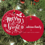 Merry & Bright Custom Familienname Red Christmas Keramik Ornament<br><div class="desc">Diese schöne handgezeichnete Kalligrafie "Merry & Bright" gestalten Weihnachtsschmuck einfach mit Ihrem eigenen Familiennamen.</div>