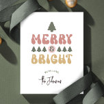 Merry & Bright farbenfrohe Retro Weihnachten außer<br><div class="desc">Fügen Sie Ihrem Weihnachtsgeschenk eine Touch Nostalgie hinzu mit diesem bunten Merry & Bright Holiday Card Design. Mit Retro-Schriftart in festlichen Rot-, Grün- und Rosatönen, die "Merry & Bright" mit farbenfrohen Rahmen auf der Rückseite lesen. Dieses moderne Grußkartendesign der Saison bietet Platz für Ihren Namen, perfekt, um lustige Weihnachtskarten für...</div>