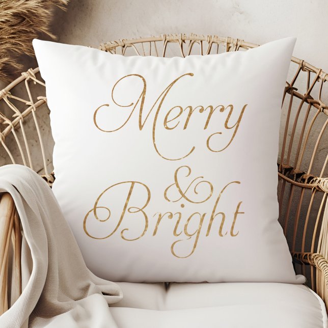 Merry & Bright - Gold und weiße Weihnachtskissen Kissen (Merry & Bright - Gold and White Christmas Pillow on a boho rattan armchair.)