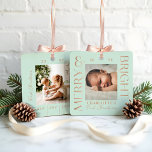 Merry & Bright Mint Baby First Christmas Fotos Ornament Aus Metall<br><div class="desc">Feiern Sie mit dem Merry & Bright Pink Baby First Christmas Zwei-Foto-Ornament aus Moodthology Papery das erste Weihnachtsfest Ihres Babys. Dieses atemberaubende Ornament zeigt den Zauber dieses Meilensteins mit einer Kombination aus stilvollem Design und herzlicher Personalisierung. Auf der Vorderseite steht die fröhliche Botschaft "Merry & Bright" in fett gedruckter, moderner...</div>