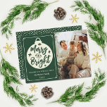 Merry & Bright Modern Christmas Bauble Foto Feiertagskarte<br><div class="desc">Versenden Sie die diesjährigen Feiertagsgrüße stilvoll mit dieser modernen und sehr trendigen Weihnachtsschmuckkarte für das Foto. Das Design ist leicht mit Ihrer eigenen Formulierung zu personalisieren und ein Foto Ihrer Wahl,  und Ihre Familie und Freunde werden begeistert sein,  wenn sie diese "fröhlichen und hellen" Weihnachtskarten erhalten.</div>