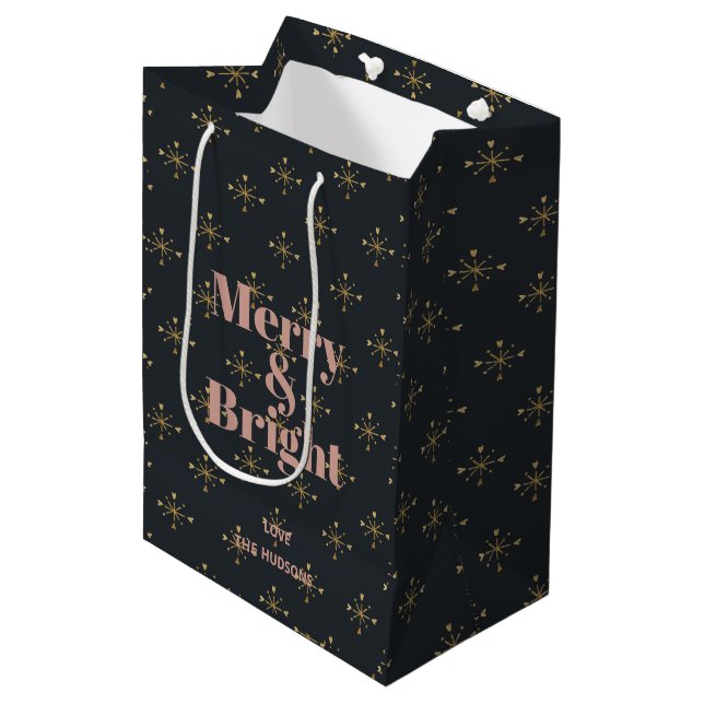 Merry & Bright Moderne Holzkohle Black Mittlere Geschenktüte (Vorderseite Schrägansicht)