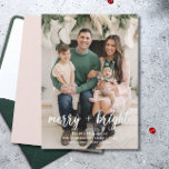 Merry Bright Modernes Niedliches Weihnachtsfamilie Feiertagskarte<br><div class="desc">Feiern Sie die Saison mit der fröhlichen und hellen Eleganten Weihnachts-Foto-Urlaubskarte, die eine weiche blaue Farbpalette aufweist. Dieses elegante und schlichte Design setzt das Foto Ihres Kindes in den Mittelpunkt, gerahmt von gepflegter Typografie und einem sanften, winterlichen Ambiente. Diese Karte ist ideal für Familien, die eine moderne und zugleich herzliche...</div>