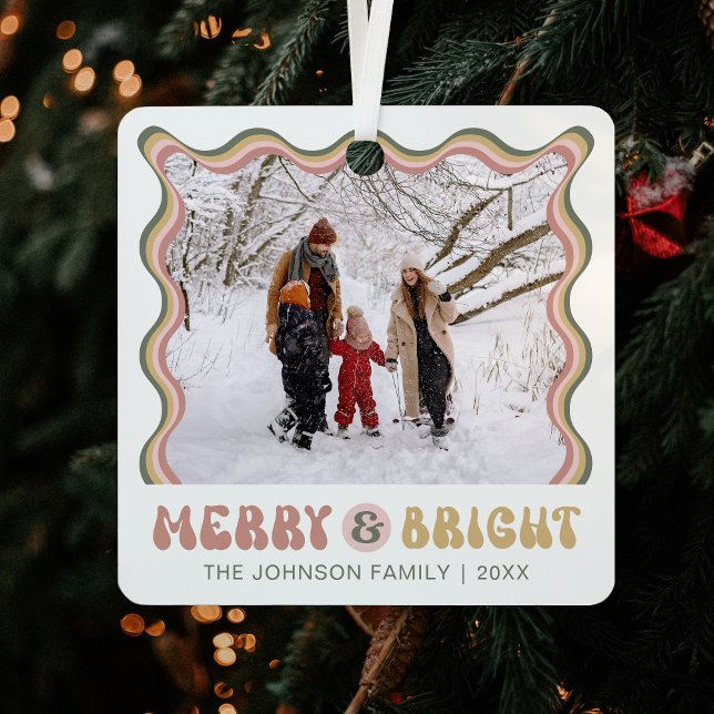 Merry & Bright Niedlich Weihnachten Foto Retro far Ornament Aus Metall (Trendy and chic Family Photo Christmas ornament with retro fonts and fun colors)