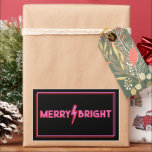 Merry ⚡ Bright Pink Lightning Bolt Christmas Rechteckiger Aufkleber<br><div class="desc">Illustration von rosa Blitzschlag mit roter Kontur in Schwarz & Bright Text über schwarzem Hintergrund mit rechteckiger Kontur.</div>