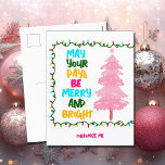 Merry Bright Pink Weihnachtsbaum Niedlich Custom Feiertagspostkarte<br><div class="desc">Niedliche und fröhliche Weihnachtspostkarten mit einem farbenfrohen Weihnachtsbeleuchtung, die um Ihr lebendiges Drehbuch herum gewickelt ist. Mögen Ihre Tage fröhlich und hell geschrieben in fett gedruckten Buchstaben von hellblau bis zu Ihrem Familiennamen in heißen Rosa. Ein farbenfroher Regenbogen auf einer lustigen Postkarte für den Urlaub mit einem hübschen rosa Baum....</div>