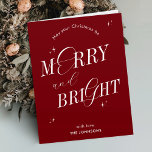 Merry & Bright Red Elegante Script Moderne Kein Fo Feiertagskarte<br><div class="desc">Stilvolles Merry & Bright Urlaubskartendesign in festlicher Rot-Weiß mit eleganten Script-Schriftart. Dieses vollständig bearbeitbare Weihnachtsgrusskartendesign beinhaltet Platz für Ihren Namen sowie Platz zum Hinzufügen Ihrer personalisierten Nachricht. Machen Sie diese Weihnachtszeit mit dieser schicken Weihnachtskarte für die ganze Familie zu einem besonderen Erlebnis.</div>