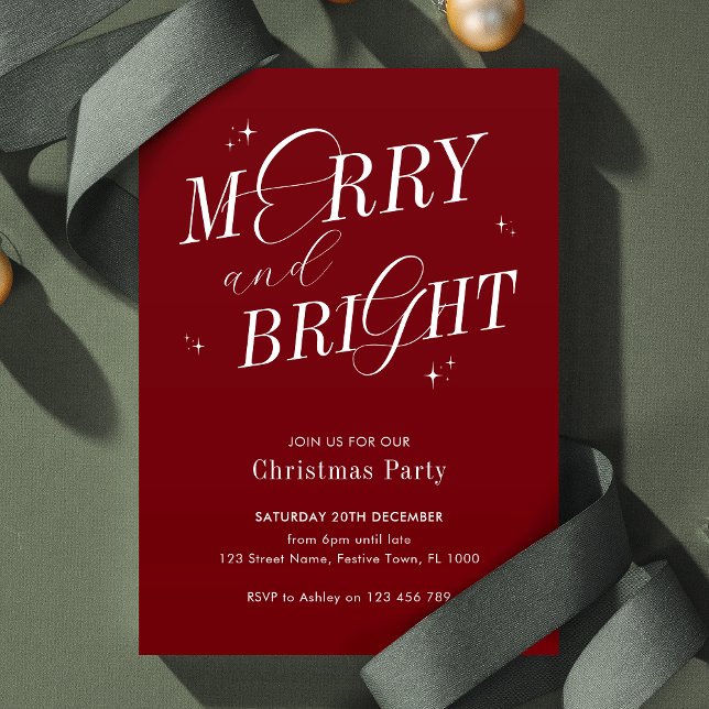 Merry & Bright Red Elegante Script Moderne Weihnac Einladung (Elegant Christmas party invitation in red and white with modern calligraphy and white sparkles)