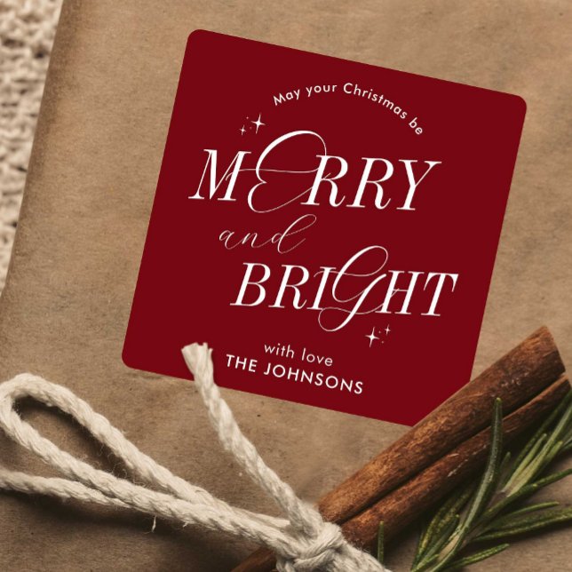 Merry & Bright Red Elegante Script Moderne Weihnac Quadratischer Aufkleber (Merry & Bright Christmas Gift Stickers in red and white with elegant calligraphy fonts)