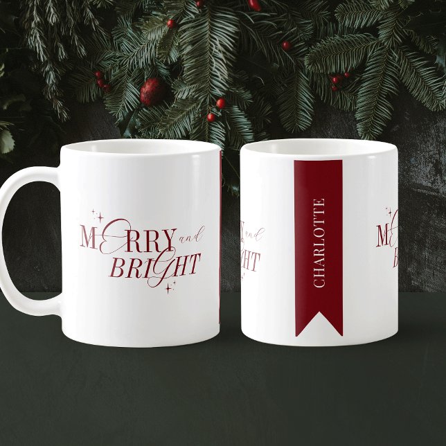 Merry & Bright Red & White Individuelle Name Weihn Kaffeetasse (Featuring stylish calligraphy script fonts and modern layout, this festive mug makes a perfect gift)