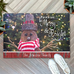 Merry Bright Rustic Log Snowman Individuelle Name  Fußmatte<br><div class="desc">"Mögen deine Tage fröhlich und hell sein." Ein nahes Foto eines fröhlichen und niedlichen, rustikalen Holzschneemans, umhüllt von einem rot-weiß gestreiften Schal gegen beleuchtete Bäume, hilft Ihnen zu Weihnachten und Neujahr. Genießen Sie die Wärme und Freude der Urlaubssaison, während Sie Ihren Einstieg mit dieser lustigen und einzigartigen personalisierten Begrüßungsmatte erweitern....</div>