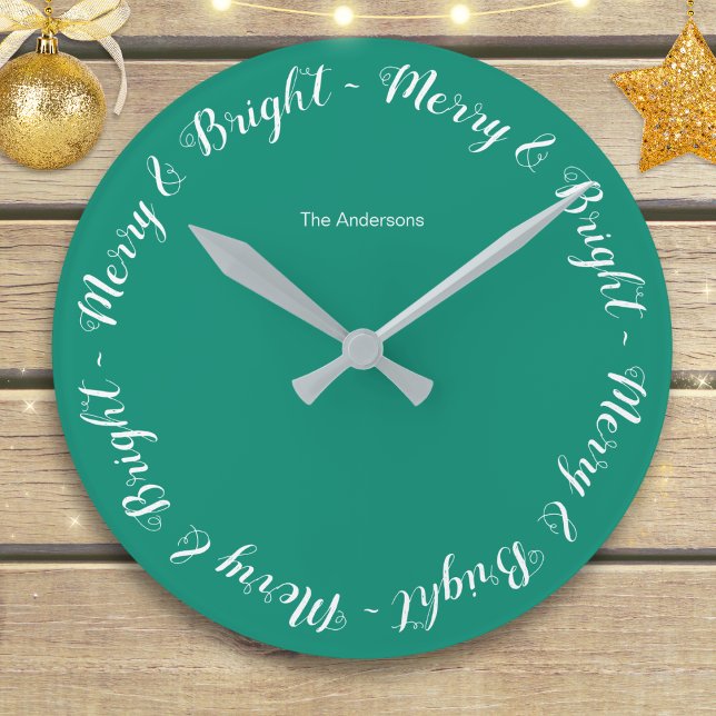 Merry & Bright Türkis Einfaches Weihnachtsfest Runde Wanduhr (A modern, personalized wall clock in turquoise, with 'Merry and Bright' in script around the edge)