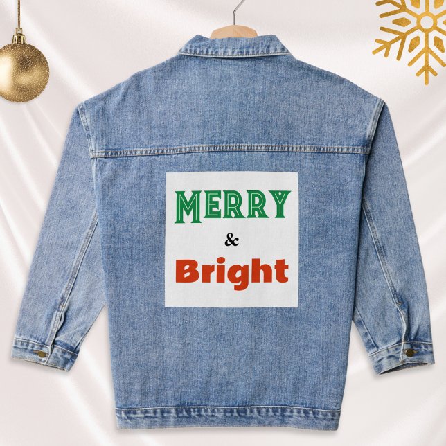 Merry & Bright Weihnachten Feierlich farbenfroh St Jeansjacke (A festive denim jacket with 'Merry & Bright' caption on the back panel, in green and red)
