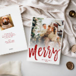 Merry Brush Script Christmas Card, Foto Back, Red Feiertagskarte<br><div class="desc">Dieses minimalistische Design bietet "Merry" in Pinselskripten,  in jeder Farbe mit Ihrer Personalisierung und Ihrem bevorzugten Foto auf der Vorderseite und Ihrem personalisierten Text und kleineren Foto auf der Rückseite. Fügen Sie mithilfe des Vorlagenformulars Ihren benutzerdefinierten Text und Ihr Foto hinzu.</div>