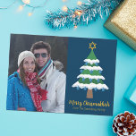 Merry Chrismukkah Niedlich Hanukkah Weihnachts-Fot Feiertagskarte<br><div class="desc">Diese niedliche Foto-Karte der Familie Merry Chrismukkah enthält einen grünen Weihnachtsbaum,  der mit blauen dreidel-Ornamenten geschmückt ist,  und einen goldenen jüdischen David-Stern ganz oben für Hanukkah,  um die zwei Ferien für eine Familie zu kombinieren,  die beides feiert.</div>