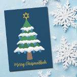 Merry Chrismukkah Niedlich Hanukkah Weihnachtsbaum Feiertagskarte<br><div class="desc">Diese niedliche Merry Chrismukkah-Karte verfügt über einen grünen Weihnachtsbaum mit blauen dreieligen Ornamenten und einen goldenen jüdischen David-Stern an der Spitze für Hanukkah,  um die zwei Ferien für eine Familie zu kombinieren,  die beide feiert.</div>