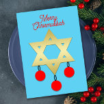 Merry Chrismukkah Stern von David und Ornamente Feiertagskarte<br><div class="desc">Diese Merry Chrismukkah Karte verfügt über einen goldenen Stern von David in der Mitte auf einem blauen Hintergrund. Vom Star of David hängen drei rote Weihnachtsschmuck. Im oberen Teil der Karte finden Sie die Worte "Merry Chrismukkah" in roter Schrift. Auf der Rückseite der Karte ist das Design in kleinerem Maßstab...</div>