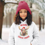 Merry Christ-moose Funny Christmas Moose Hoodie<br><div class="desc">Genießen Sie den Urlaubssinn mit unserem charmanten Weihnachtshaus, das mit einem lieblichen Elch an einer Weihnachtsmannmütze vorne liegt, begleitet von der sonnigen Begrüßung "Fröhlicher Christ-Elch". Diese Kapelle ist ideal, um während der Festsaison Lachen und Freude zu verbreiten. Das skurrile Design und das clevere Wortspiel machen es zu einer einzigartigen und...</div>