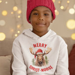 Merry Christ-moose Funny Christmas Moose Hoodie<br><div class="desc">Genießen Sie den Urlaubssinn mit unserem charmanten Weihnachtshaus, das mit einem lieblichen Elch an einer Weihnachtsmannmütze vorne liegt, begleitet von der sonnigen Begrüßung "Fröhlicher Christ-Elch". Diese Kapelle ist ideal, um während der Festsaison Lachen und Freude zu verbreiten. Das skurrile Design und das clevere Wortspiel machen es zu einer einzigartigen und...</div>