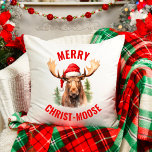 Merry Christ-moose Funny Christmas Moose Kissen<br><div class="desc">Genießen Sie den Urlaubssinn mit unserem zauberhaften Weihnachtskissen, das mit einem liebenswerten Elch an einer Weihnachtsmannmütze vorne verbunden ist, begleitet von dem sonnigen Gruß "Fröhlicher Christ-Elch". Dieses Kissen eignet sich hervorragend, um während der Festsaison Lachen und Freude zu verbreiten. Das skurrile Design und das clevere Wortspiel machen es zu einer...</div>