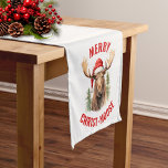 Merry Christ-moose Funny Christmas Moose Kurzer Tischläufer<br><div class="desc">Genießen Sie den Urlaubssgeist mit unserem zauberhaften Weihnachtstisch-Runner, der mit einem lieblichen Elch auf einer Weihnachtsmannmütze vorne spielt, begleitet von dem sonnigen Gruß "Fröhlicher Christ-Elch". Dieser Tischläufer ist ideal, um Lachen und Freude während der Festsaison zu verbreiten. Das skurrile Design und das clevere Wortspiel machen es zu einer einzigartigen und...</div>