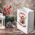 Merry Christ-moose Funny Christmas Moose Mittlere Geschenktüte<br><div class="desc">Genießen Sie den Urlaubssinn mit unserer bezaubernden Weihnachtsgeschenktüte, die mit einem lieblichen Elch auf einer Weihnachtsmannmütze vorne liegt, begleitet von dem sonnigen Gruß "Fröhlicher Christ-Elch". Diese Geschenktasche eignet sich hervorragend, um Familie und Freunden herzliche Wünsche zu schicken und während der Festsaison Lachen und Freude zu verbreiten. Das skurrile Design und...</div>