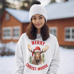 Merry Christ-moose Funny Christmas Moose Sweatshirt<br><div class="desc">Genießen Sie den Urlaubssinn mit unserem charmanten Weihnachtspullover, mit einem lieblichen Elch, der eine Weihnachtsmannmütze vorne spielt, begleitet von dem sonnigen Gruß "Fröhlicher Christ-Elch". Dieses Sweatshirt eignet sich perfekt, um Lachen und Freude während der Festsaison zu verbreiten. Das skurrile Design und das clevere Wortspiel machen es zu einer einzigartigen und...</div>