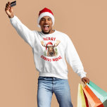 Merry Christ-moose Funny Christmas Moose Sweatshirt<br><div class="desc">Genießen Sie den Urlaubssinn mit unserem charmanten Weihnachts-Sweatshirt mit einem lieblichen Elch, das auf einer Weihnachtsmannmütze auf der Vorderseite steht, begleitet von dem sonnigen Gruß "Fröhlicher Christ-Elch". Dieses Sweatshirt eignet sich perfekt, um Lachen und Freude während der Festsaison zu verbreiten. Das skurrile Design und das clevere Wortspiel machen es zu...</div>