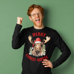 Merry Christ-moose Funny Christmas Moose T-Shirt<br><div class="desc">Genießen Sie den Urlaubssgeist mit unserem zauberhaften Weihnachtsfest-T - Shirt, mit einem lieblichen Elch, der eine Weihnachtsmannmütze vorne spielt, begleitet von dem sonnigen Gruß "Fröhlicher Christ-Elch". Dieses Shirt eignet sich hervorragend, um Lachen und Freude während der Festsaison zu verbreiten. Das skurrile Design und das clevere Wortspiel machen es zu einer...</div>