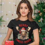 Merry Christ-moose Funny Christmas Moose T-Shirt<br><div class="desc">Genießen Sie den Urlaubssgeist mit unserem zauberhaften Weihnachtsfest-T - Shirt, mit einem lieblichen Elch, der eine Weihnachtsmannmütze vorne spielt, begleitet von dem sonnigen Gruß "Fröhlicher Christ-Elch". Dieses Shirt eignet sich hervorragend, um Lachen und Freude während der Festsaison zu verbreiten. Das skurrile Design und das clevere Wortspiel machen es zu einer...</div>