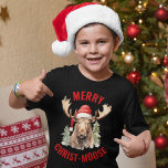 Merry Christ-moose Funny Christmas Moose T-Shirt<br><div class="desc">Genießen Sie den Urlaubssgeist mit unserem zauberhaften Weihnachtsfest-T - Shirt, mit einem lieblichen Elch, der eine Weihnachtsmannmütze vorne spielt, begleitet von dem sonnigen Gruß "Fröhlicher Christ-Elch". Dieses Shirt eignet sich hervorragend, um Lachen und Freude während der Festsaison zu verbreiten. Das skurrile Design und das clevere Wortspiel machen es zu einer...</div>