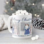 Merry Christmas Blue Script Custom Foto Collage Tasse<br><div class="desc">Personalisieren Sie diesen festlichen Weihnachtskaffee oder heiße Kakao-Tasse mit drei (3) Fotos und individuellem Text. Das Standard-Design enthält "Frohe Weihnachtswünsche" im Skript mit drei Fotos von Kindern und einer benutzerdefinierten Nachricht an Oma. Enthält Schneeflocken-Skizzen und marineblauen Text,  der auf eine andere Farbe angepasst werden kann.</div>
