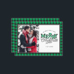 MERRY Christmas Buffalo Kariert Green Foto Card Feiertagskarte<br><div class="desc">Dieses trendige Foto-Design enthält den Text "Frohe Weihnachten" mit grünen und schwarzen Büffel kariert. Klicken Sie auf die Schaltfläche Anpassen für mehr Flexibilität beim Anpassen von Grafik, Text und/oder Foto! Variationen dieses Designs, zusätzliche Farben sowie koordinierende Produkte sind in unserem Shop, zazzle.com/doodlelulu* verfügbar. Kontaktieren Sie uns, wenn Sie dieses Design...</div>