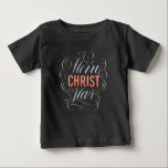 Merry CHRISTmas Chalkboard Marquee Christlich Baby T-shirt<br><div class="desc">Lichte seinen Namen in marquee Lichtern auf und erinnere dich daran, warum wir "Fröhliche Weihnachten" sagen. Dieses Design kommt in ein paar Variationen und Sie könnten gewollt, sie alle zu Karo zu sehen, genau welche Richtung Sie gewollt haben. Die berufliche Schrift von Ivan Angelic wird in Schwarz mit weißem Hintergrund...</div>
