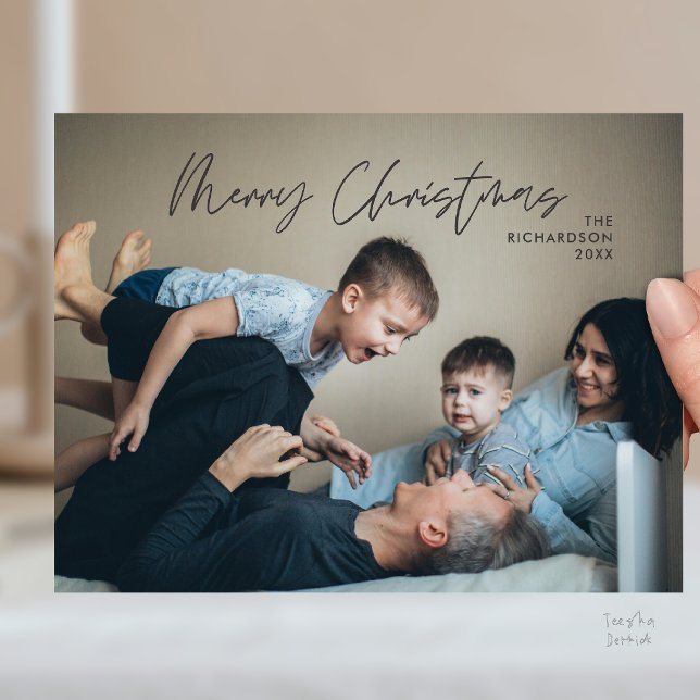 Merry Christmas Family Photo Modern Minimal Postkarte (Merry Christmas Family Photo Modern Minimal Postcard in Charcoal Grey)