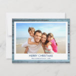 MERRY CHRISTMAS RUSTIC BEACH HOLZ FOTO FEIERTAGSKARTE<br><div class="desc">Rustikales Blue Wood Coastal Beach Family Foto Weihnachtskarte. Das Bild und der Familienname können auf dieser einfachen Strand- oder Küstenurlaub Weihnachten Familie Foto Card ersetzt werden.</div>