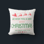 Merry Christmas Santa Claus Reindeer | Weihnachten Kissen<br><div class="desc">Dieses Design verfügt über einen Weihnachtsmann mit Rentier und Schlitten. Der Text "Wir wünschen Ihnen ein frohes Weihnachtsfest und ein glückliches Neues Jahr" ist in der modernen populären rot-grünen Typografie geschrieben. #christmas #decion #cushion #santa #holiday #saisononal</div>