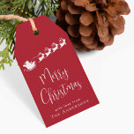 Merry Christmas Santa Reindeer Red Geschenkanhänger<br><div class="desc">Feierliche Feiertage rote Geschenketiketten mit einer weißen Silhouette von Rentieren,  die den Schlitten des Weihnachtsmanns durch die Luft fliegen,  "Frohe Weihnachten" in einem stilvollen weißen Drehbuch und Ihren Namen in der modernen weißen Typografie.</div>
