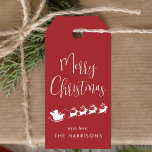Merry Christmas Santa Reindeer Sleigh Red Geschenkanhänger<br><div class="desc">Weihnachtsfeiertag rot-weiße Geschenkmarken mit einer Silhouette von Rentieren,  die den Schlitten des Weihnachtsmanns durch die Luft fliegen,  "Frohe Weihnachten" in einem modernen Drehbuch und Ihren Namen in einfacher Typografie.</div>