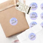 Merry Christmas Snow People Font Blue Tint Snow Runder Aufkleber<br><div class="desc">Frohe Weihnachtsschnee Menschen Blue Snowy Hintergrund Produkt. Blauer Schneeszene mit Kiefernbäumen,  Weihnachtsschmuck und einem fröhlichen Weihnachtsschnee-Schriftart. Personalisieren Sie diese Vorlage mit dem Bild Merry Customize. Alle Geschäfte bit.ly/SandyspiderStores</div>