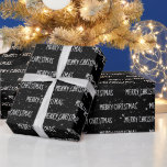 MERRY CHRISTMAS Text mit Schneeflocken Geschenkpapier<br><div class="desc">White MERRY CHRISTMAS Text mit Schneeflocken auf schwarzem Hintergrund. Text kann bearbeitet werden. Die Hintergrundfarbe kann geändert werden.</div>