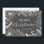 MERRY CHRISTMAS WINTER FOLIAGE CHALKBOARD FOTO FEIERTAGSKARTE<br><div class="desc">MERRY CHRISTMAS: Heller und fröhlicher botanischer Rahmen mit Poinsettia, Heiligenbäumen, Beeren und Blättern auf Kalkbretterdach. Personalisieren Sie dieses elegante Foto, das Sie mit Ihrem Familiennamen begrüßt, und fügen Sie Ihre Lieblingsbilder der Familie hinzu. Passen Sie es an, um das Layout oder die Hintergrundfarbe des Fotos zu ändern. Zeitgenössische, klassische, moderne...</div>