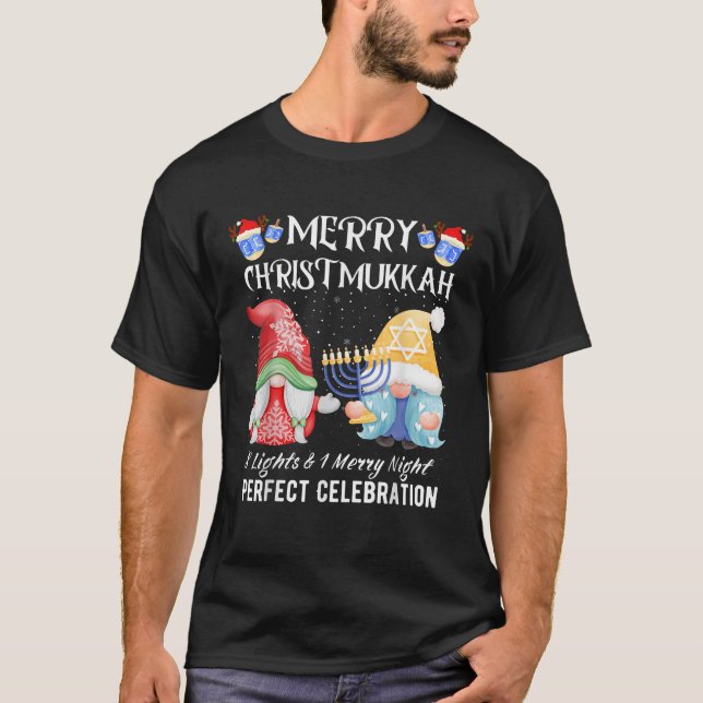 Merry Christmukkah Fun Gnomes Menorah 8 Lights Nig T-Shirt (Vorderseite)