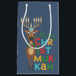 Merry Christmukkah Reindeer Kleine Geschenktüte<br><div class="desc">Weihnachtsrentiere mit einer Hanukkah-Menorah für Anbeter mit einem fröhlichen Christmukkah-Gruß.</div>