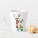 Merry Christmukkah Reindeer Milchtasse<br><div class="desc">Weihnachtsrentiere mit einer Hanukkah-Menorah für Anbeter mit einem fröhlichen Christmukkah-Gruß.</div>