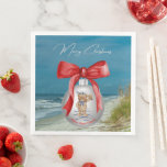 Merry Coastal Christmas Hilton Head Island Beach Serviette<br><div class="desc">Feiern Sie die Feiertage mit diesen herrlichen Weihnachtsapplikationen zum Thema Küste. Das Design ist ein Foto-Bild eines abgeschiedenen Strandes auf Hilton Head Island, South Carolina mit Haferflocken, Sand und den Ozeanwellen im Hintergrund. Im Vordergrund steht ein weißer Weihnachtsball mit festlichem rotem Bogen und der niedliche kleine Wasserbär mit Segelhut. Der...</div>
